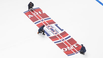 Installation du nouveau logo au centre de la patinoire