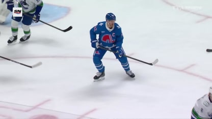 Landeskog fait dévier le tir de Burns