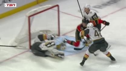 Cozens pousse le disque dans le filet du revers