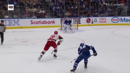 Miller se moque de Woll en I.N.