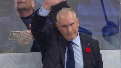 Craig Berube receives standing ovation from St. Louis Blues fans