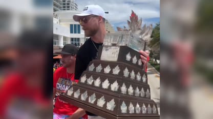 Sam Bennett shows off Conn Smythe Trophy for fans at parade