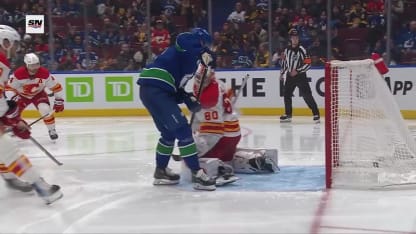 CGY@VAN: Pettersson scores PPG against Dan Vladar