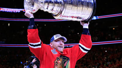 Hossa_lifts_2015_Cup