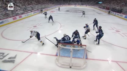 Walker réplique pour les Blues