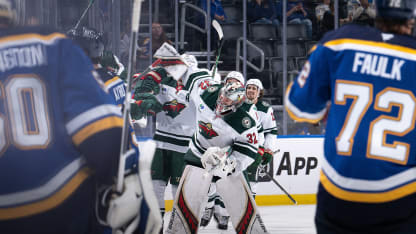 Filip Gustavsson von den Minnesota Wild trifft gegen die Blues