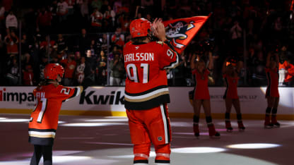 Anaheim Ducks Leo Carlsson tog med sig supporter ut som första stjärna