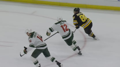 Arvidsson complète la passe sans regarder de Pastrnak