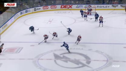 Nick Suzuki marque un but c. le Lightning de Tampa Bay