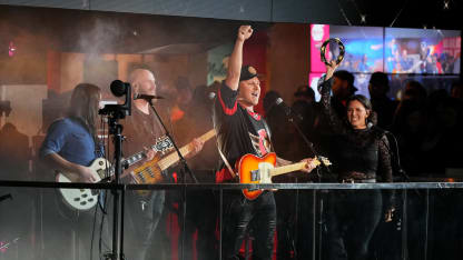 Senators host Country Night with a side of pizza at Canadian Tire Centre