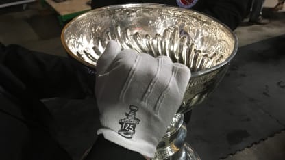 stanleycup_glove_102617