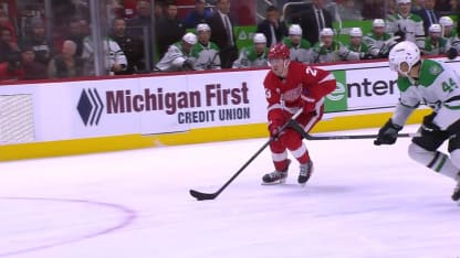 Raymond passe en deuxième vitesse et marque