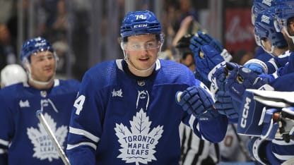McMann se convierte en héroe para los diezmados Maple Leafs
