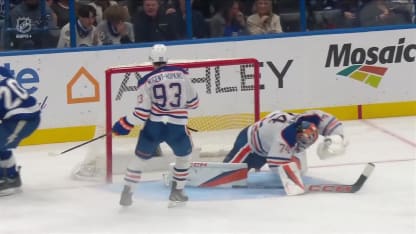 Paul redirige la passe d'Hagel