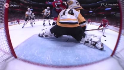 van Riemsdyk pousse le disque derrière Skinner