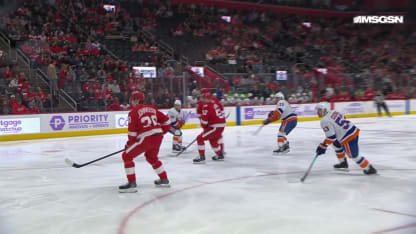 NYI@DET: Barzal scores goal against John Gibson