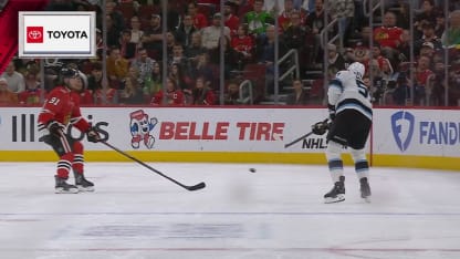 Hayton redirige un tir de la pointe derrière Commesso