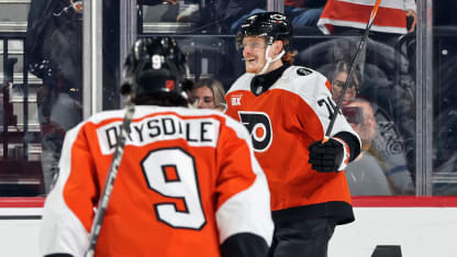 Tippett le cambia la trayectoria al puck y anota