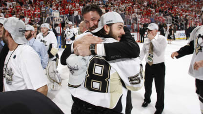 letang-mario-hug-sidekick