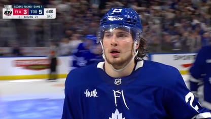 En español: Knies tira y anota