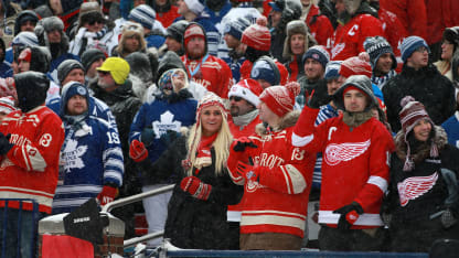 Wings-Leafs_fans_at_2014WinterClassic