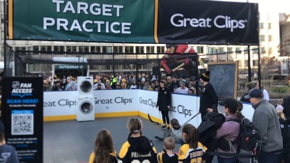 Fans Boston Bruins Pittsburgh Penguins genießen die Atmosphaere NHL Winter Classic