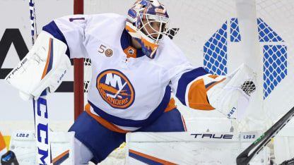 Jakub Škarek v debutu za Islanders zaujal