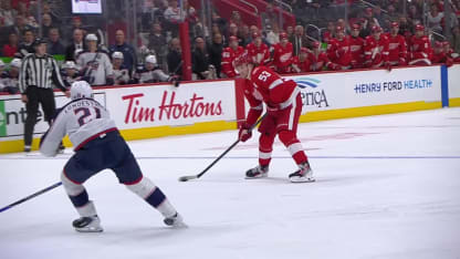 Seider versenkt den Puck von der Blauen Linie