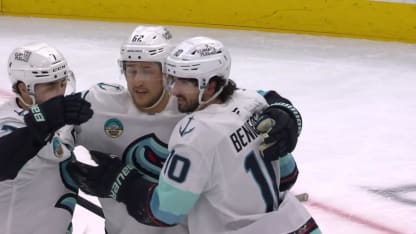 Beniers repère la rondelle derrière Vejmelka