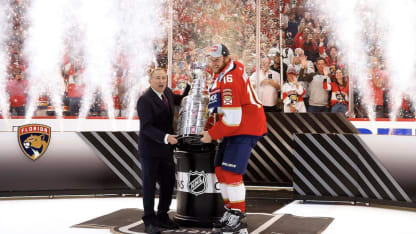 Barkov bekommt den Stanley Cup