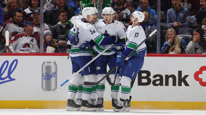 Karlsson ordnar ledning för Canucks