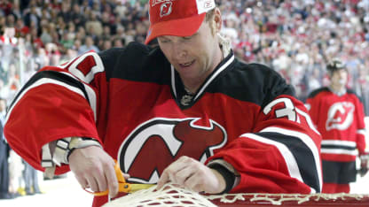 Brodeur_cuts_net_from_552nd_win