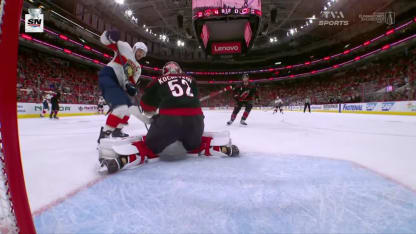 Barkov redirige à la perfection