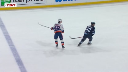 NYI@WPG: Schaefer marque un but contre Connor Hellebuyck