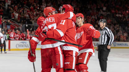 Tarasenko trims the lead to 1