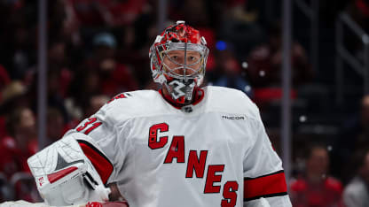 Andersen sa vracia do bránky Carolina Hurricanes