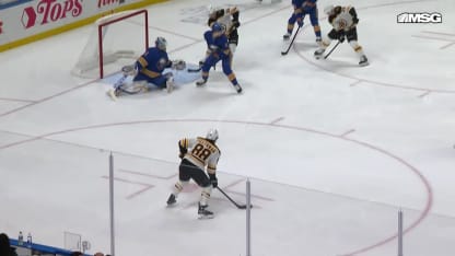 Lindholm bien servi par Pastrnak