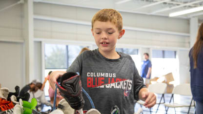 _04A4686 Kid Looking at Skates (6)
