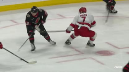 Batherson s'amuse devant le filet