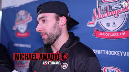 Michael Amadio avant le match à Kraft Hockeyville