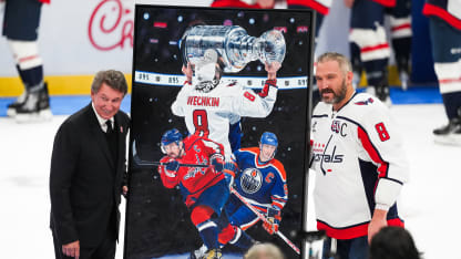 Ovechkin se voit offrir un tableau commémorant son but historique