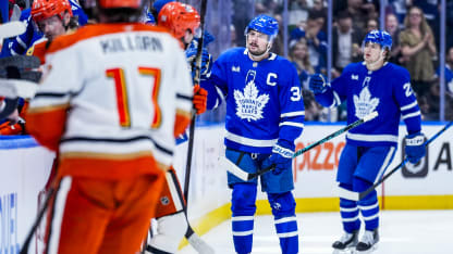 Maple Leafs rompen sequía ante Ducks pero pierden a Auston Matthews