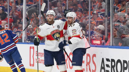 Bennett prende la pizarra