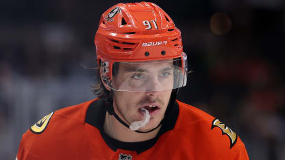 Carlsson jagar förstaplatsen i poängligan, OS-plats medan han leder Anaheim