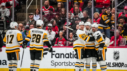 Karlsson nådde 50-poänggränsen när Penguins föll mot Hurricanes