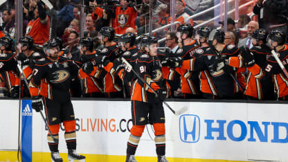 Leo Carlsson gjorde hattrick när Anaheim Ducks förlorade