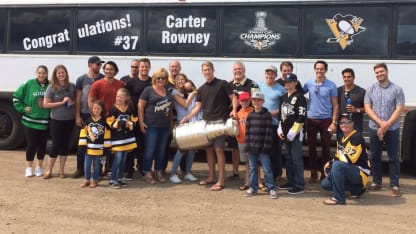 Rowney_StanleyCup_next-to-bus