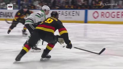 Une passe magnifique de Steel à Duchene