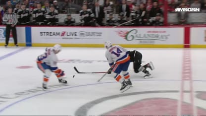 NYI@NJD: Barzal scores empty-net goal