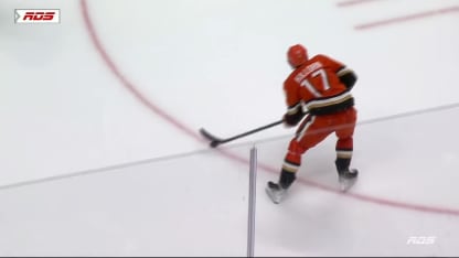 McTavish fait dévier le tir de Killorn pour marquer